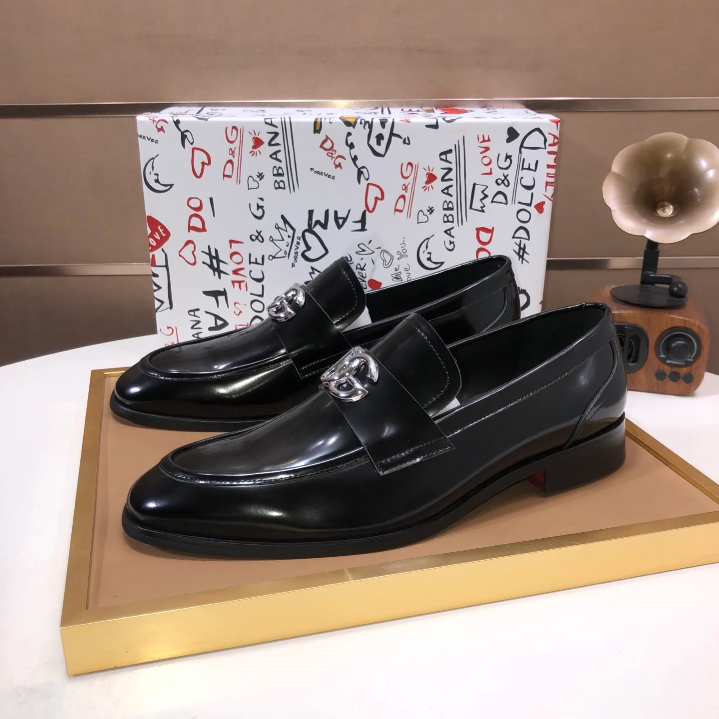 Ex-factory price 500💰DG top quality🔍🔍men's new leather shoes🚹Sold simultaneously at counters⚠Shoe uppers are imported cowhide from Italy, fully imported cowhide lining, imported accessories💪💪, completely 1⃣️ to 1⃣️replica🇮🇹 💪💪, ⚠Sole: The original sole is specially provided by the original factory, the exclusive movable molded sole is super comfortable, ⚠The original factory follows the order, 🔍🔍high quality, you can enter and exit the counter at will, welcome to compare ⚠Number of sizes: 38-44 (45 customized)